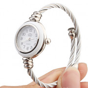 Кварцевые часы с металлическим плетеным браслетом