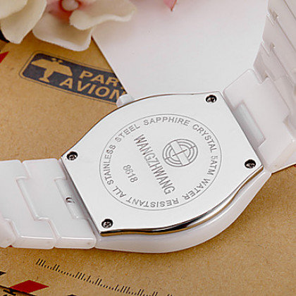 Мужские кварцевые наручные часы на керамическом ремешке белого или цвета айвори. Циферблат украшен камешками