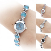 Женские аналоговые кварцевые наручные часы из сплава с браслетом в виде кристаллов-сердечек (разные цвета)