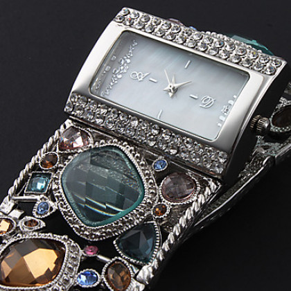 Женские часы-браслет с драгоценными камнями