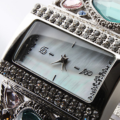 Женские часы-браслет с драгоценными камнями