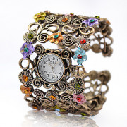 Женские часы-браслет с кристаллами Artemis