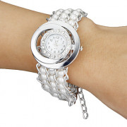 Женские кварцевые наручные часы-браслет с круглым циферблатом на ремешке с жемчужинами. Цвет - белый.