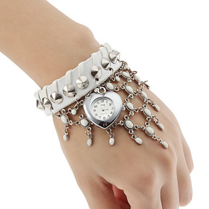 Женские кварцевые наручные часы-браслет в форме серца на ремешке из кожи. Цвета в ассортименте