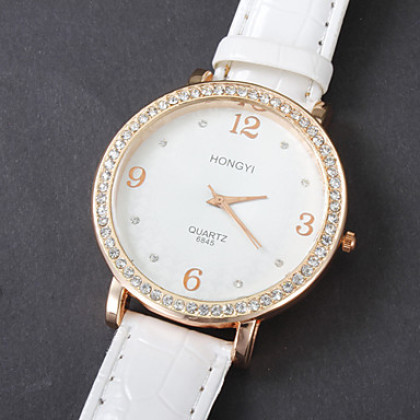 Женские кварцевые наручные часы на белом ремешке из искусственной кожи