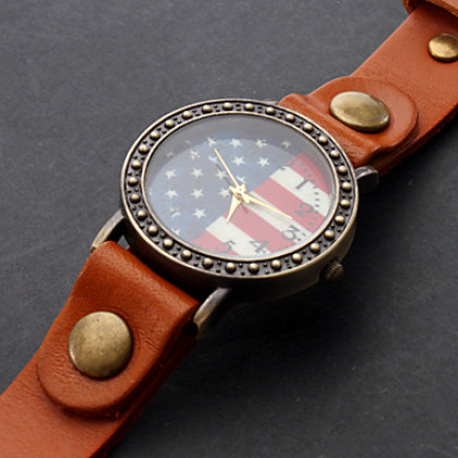 Женские кварцевые наручные часы на кожаном ремешке. На циферблате американский флаг. Цвета в ассортименте.