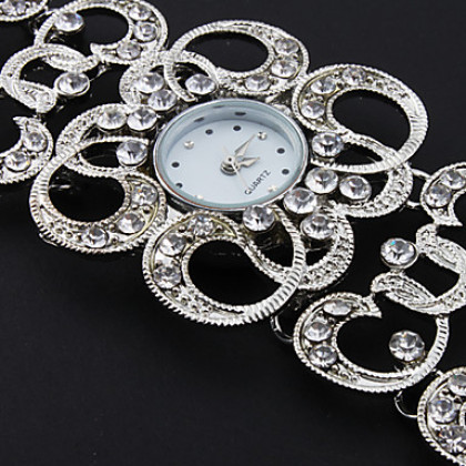 Женские серебристые часы-браслет с чешскими кристаллами