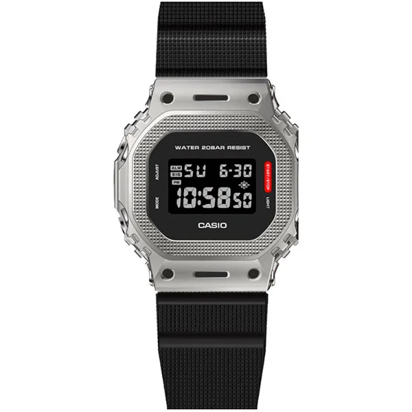Японские наручные мужские часы Casio GM-5600M-1. Коллекция G-Shock